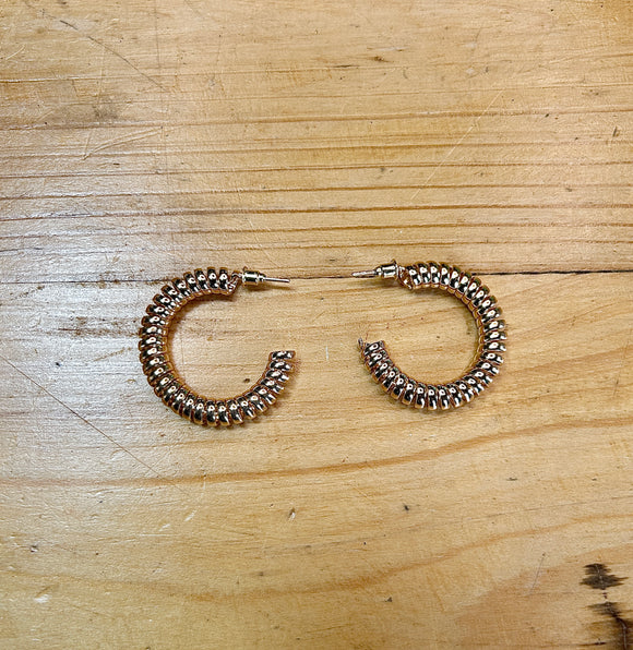 TWISTED MEDIUM SIZED HOOPS