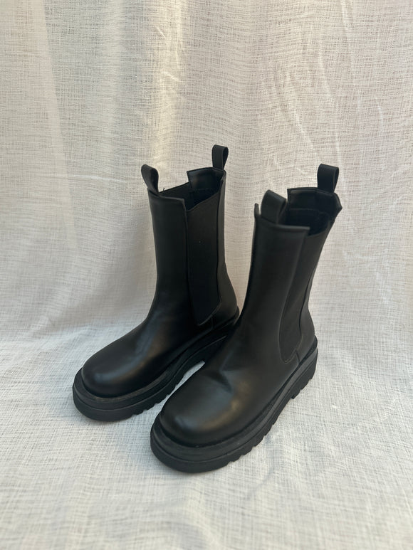 CALF LENGTH BLACK BOOTS